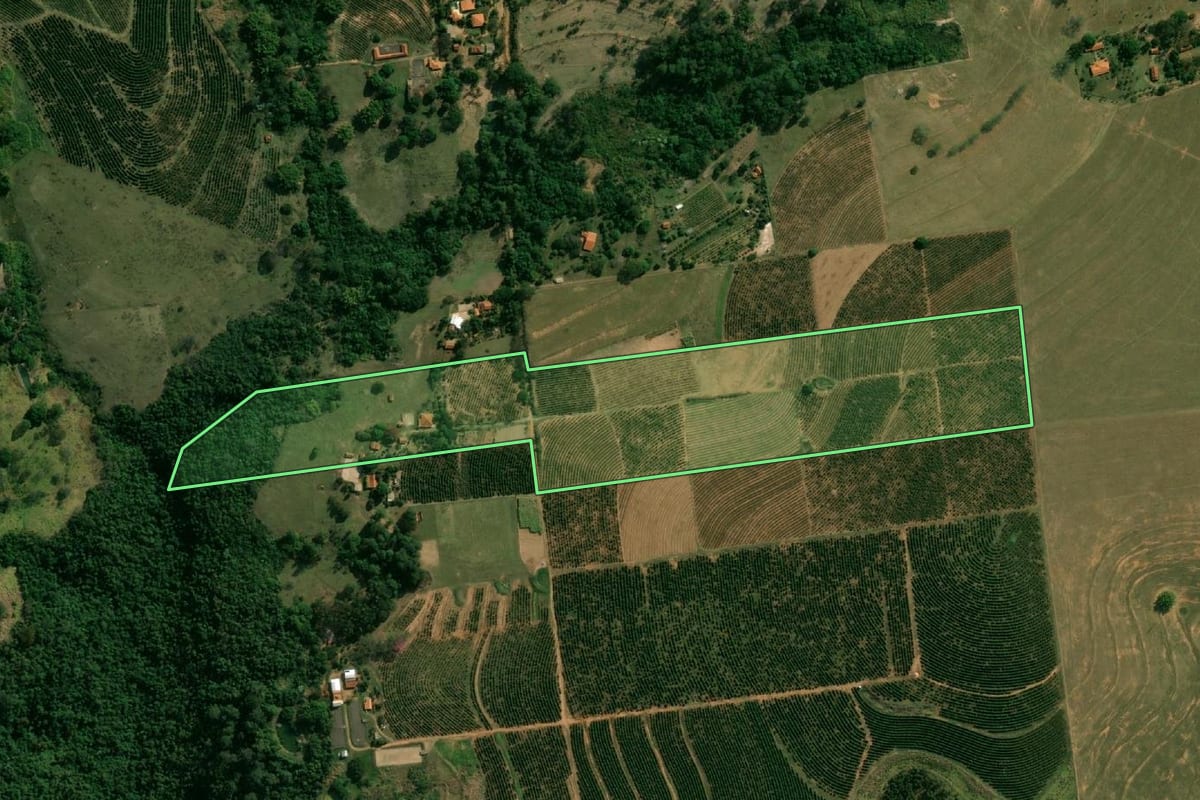 Imagem de satélite do imóvel rural em Vera Cruz (SP), com o contorno declarado no CAR desenhado por cima.