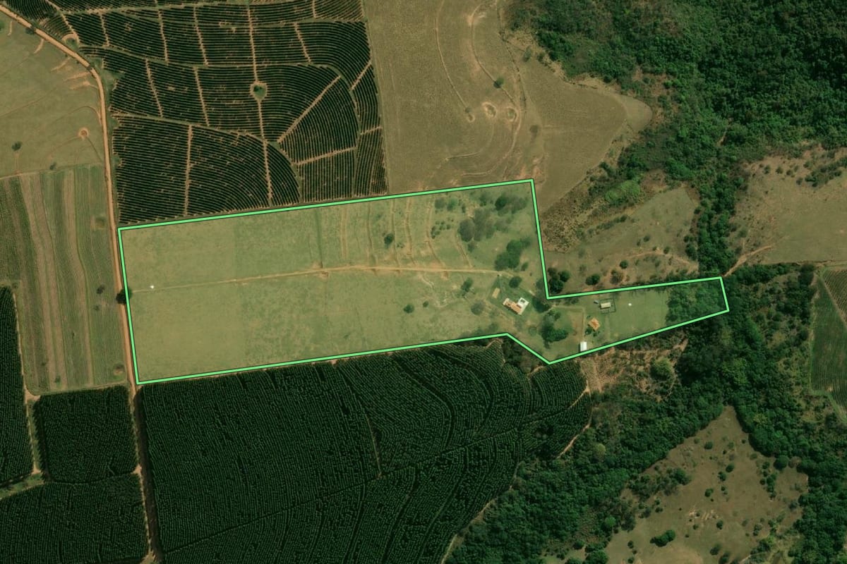 Imagem de satélite do imóvel rural em Vera Cruz (SP), com o contorno declarado no CAR desenhado por cima.