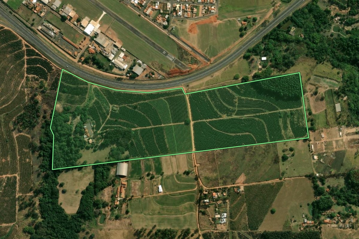 Imagem de satélite do imóvel rural em Vera Cruz (SP), com o contorno declarado no CAR desenhado por cima.