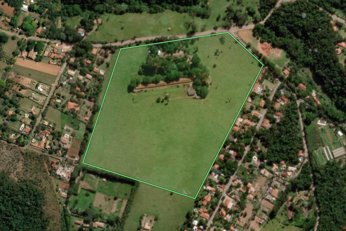 Imagem de satélite do imóvel rural em Vinhedo (SP), com o contorno declarado no CAR desenhado por cima.