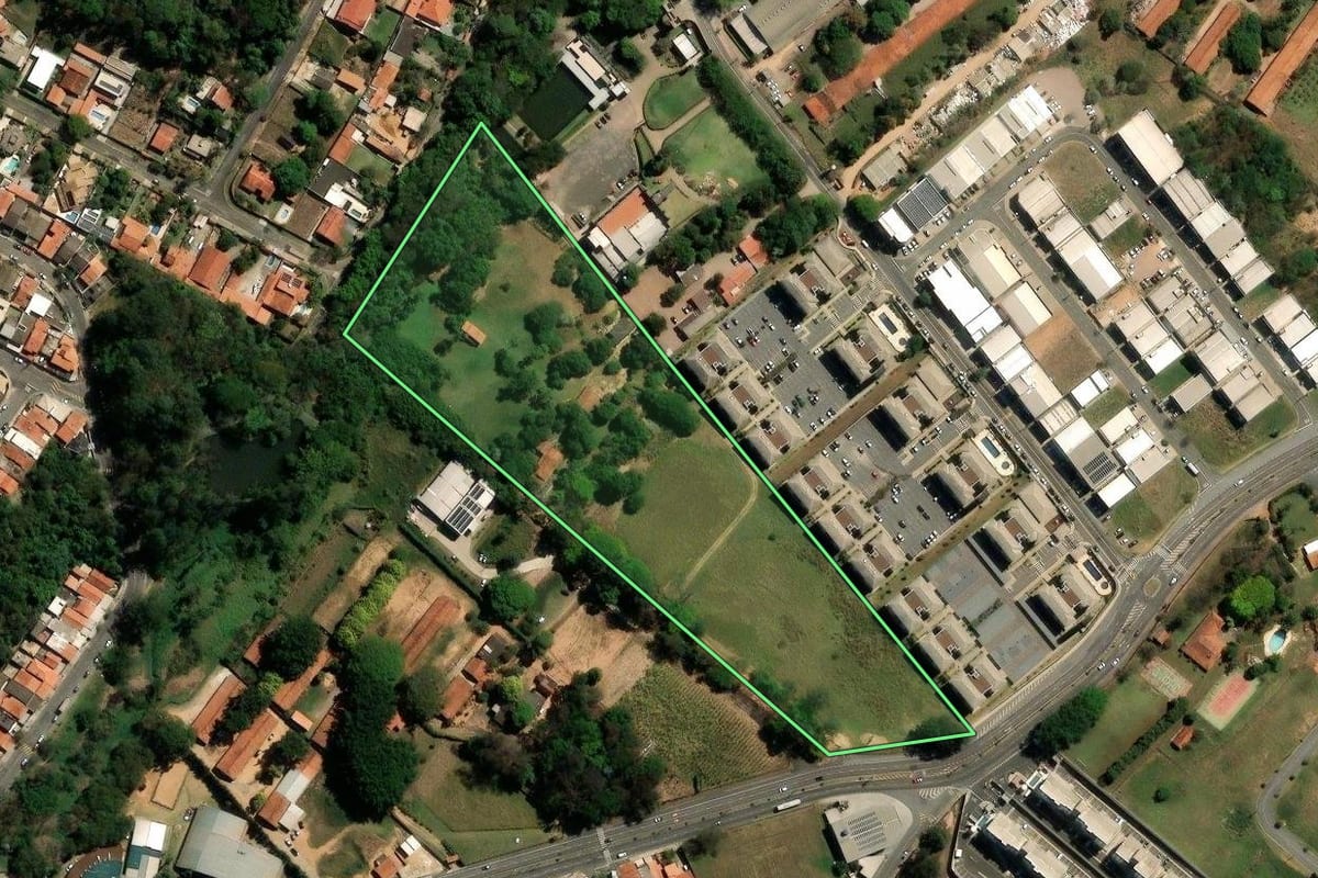Imagem de satélite do imóvel rural em Vinhedo (SP), com o contorno declarado no CAR desenhado por cima.