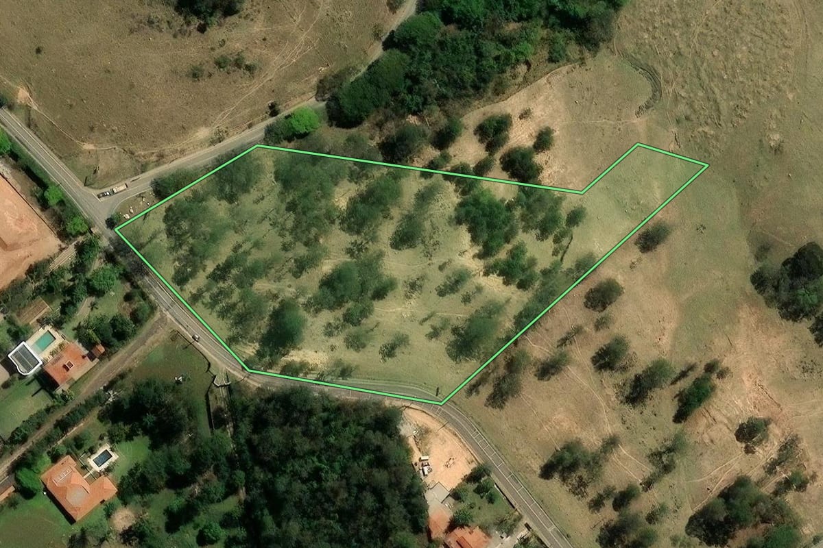 Imagem de satélite do imóvel rural em Vinhedo (SP), com o contorno declarado no CAR desenhado por cima.