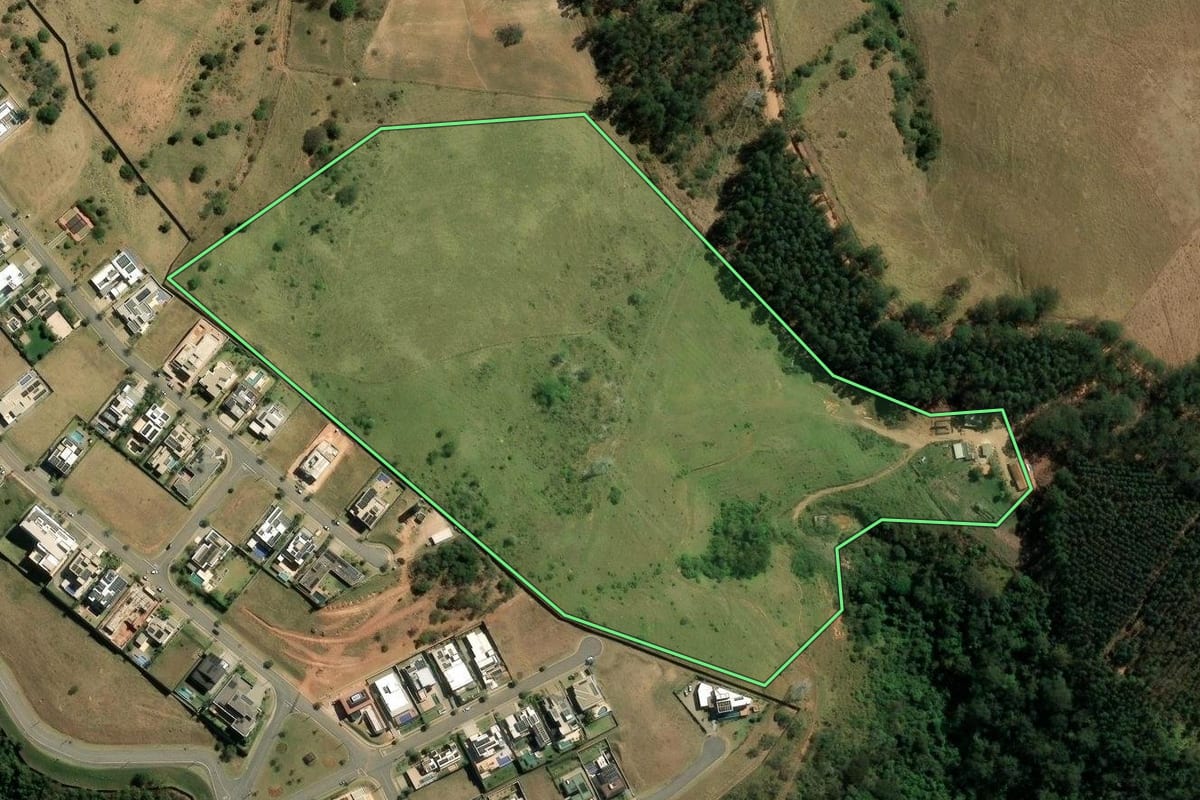 Imagem de satélite do imóvel rural em Vinhedo (SP), com o contorno declarado no CAR desenhado por cima.