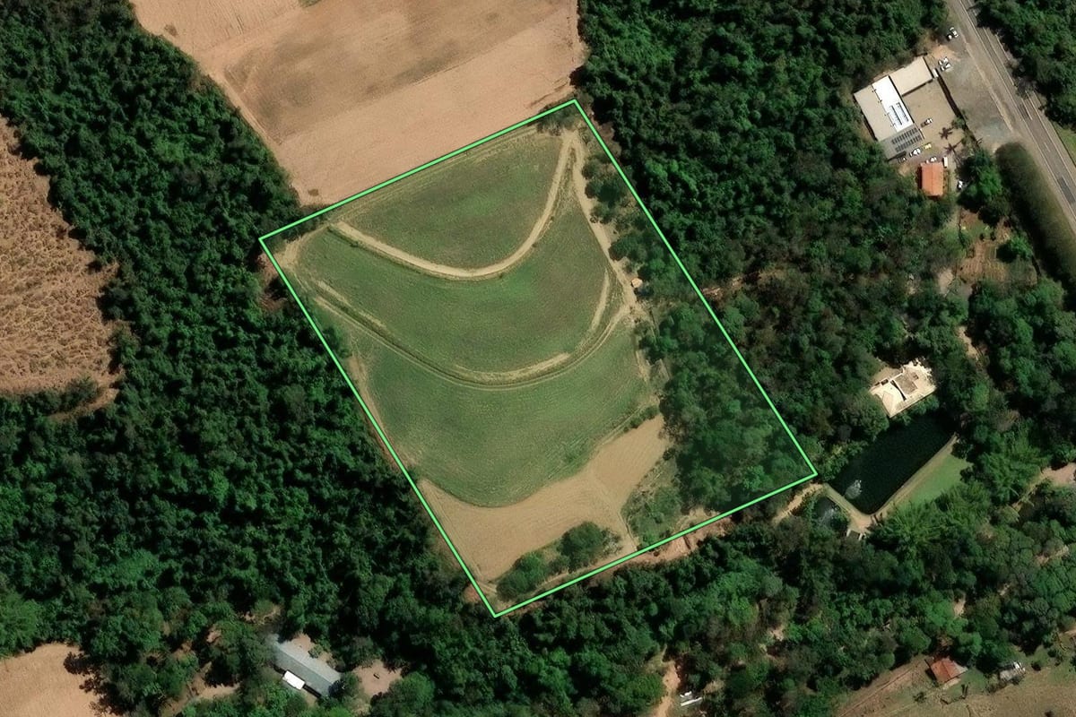 Imagem de satélite do imóvel rural em Vinhedo (SP), com o contorno declarado no CAR desenhado por cima.