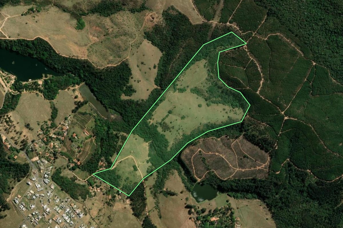 Imagem de satélite do imóvel rural em Vinhedo (SP), com o contorno declarado no CAR desenhado por cima.