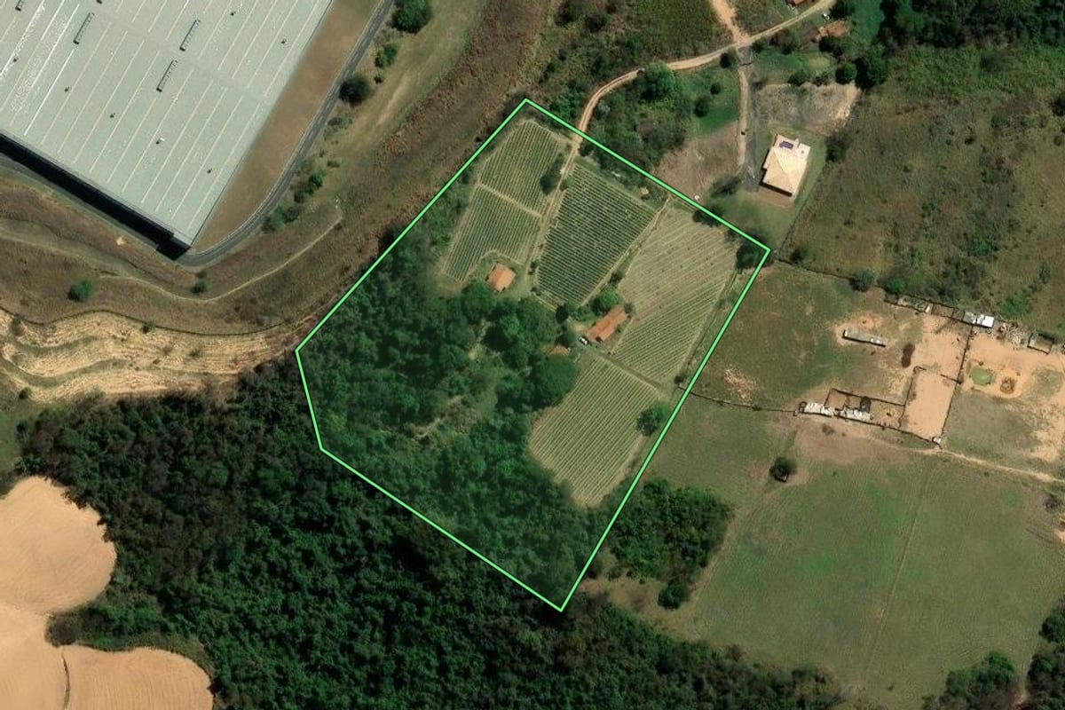 Imagem de satélite do imóvel rural em Vinhedo (SP), com o contorno declarado no CAR desenhado por cima.
