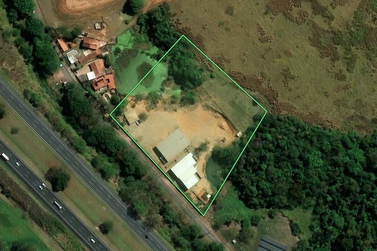 Imagem de satélite do imóvel rural em Vinhedo (SP), com o contorno declarado no CAR desenhado por cima.