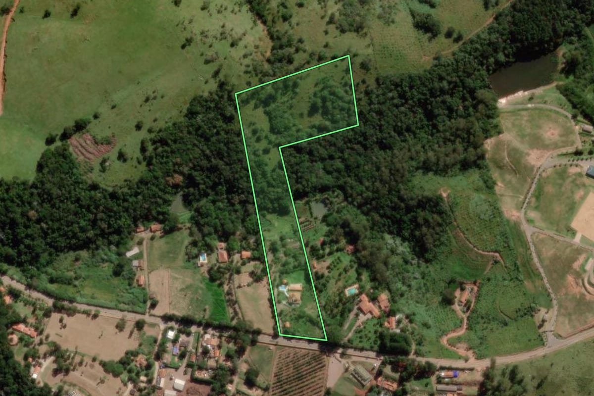 Imagem de satélite do imóvel rural em Vinhedo (SP), com o contorno declarado no CAR desenhado por cima.