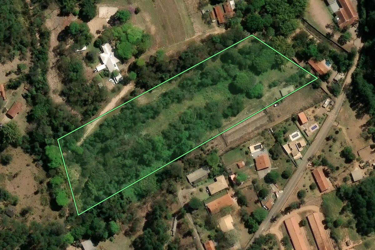 Imagem de satélite do imóvel rural em Vinhedo (SP), com o contorno declarado no CAR desenhado por cima.