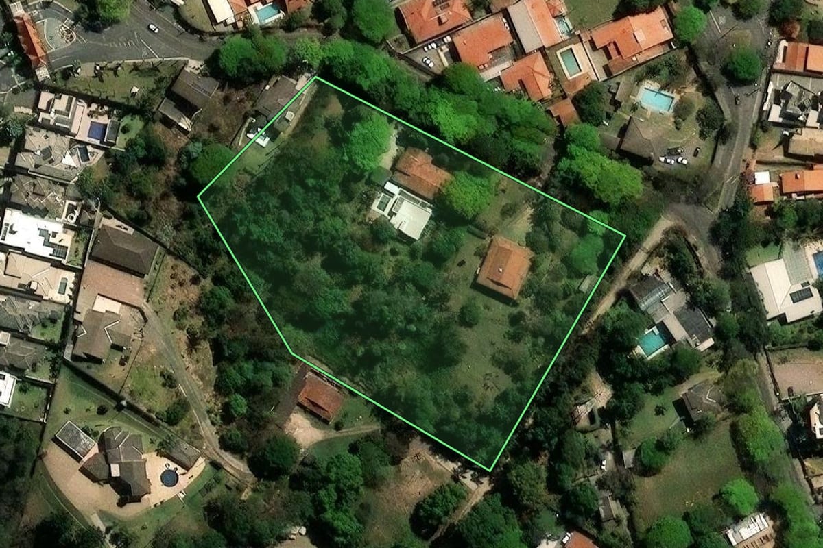Imagem de satélite do imóvel rural em Vinhedo (SP), com o contorno declarado no CAR desenhado por cima.