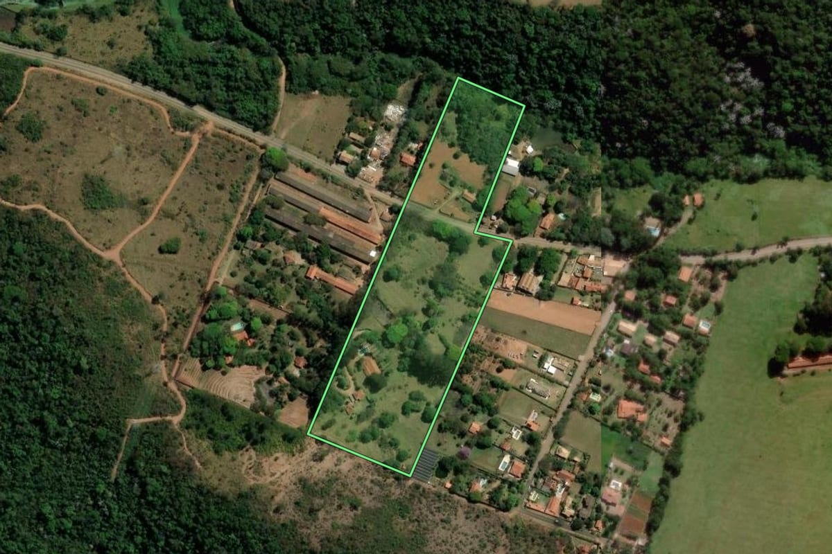 Imagem de satélite do imóvel rural em Vinhedo (SP), com o contorno declarado no CAR desenhado por cima.
