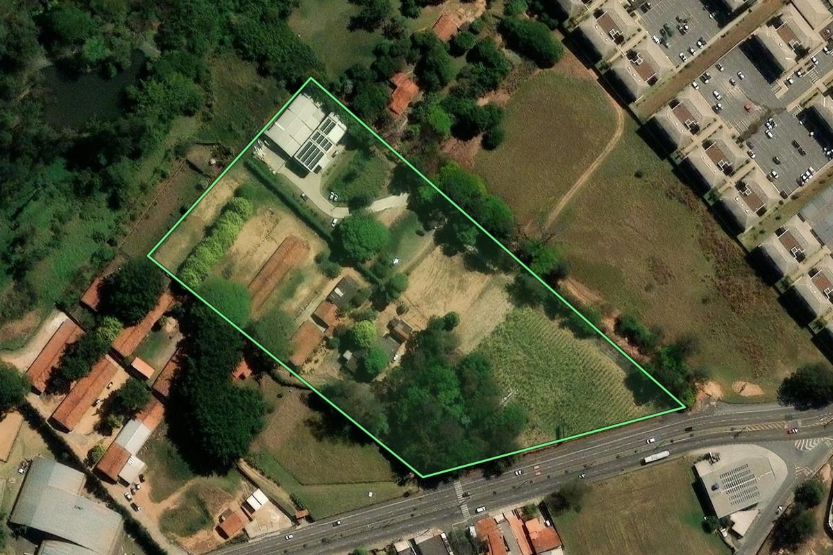 Imagem de satélite do imóvel rural em Vinhedo (SP), com o contorno declarado no CAR desenhado por cima.