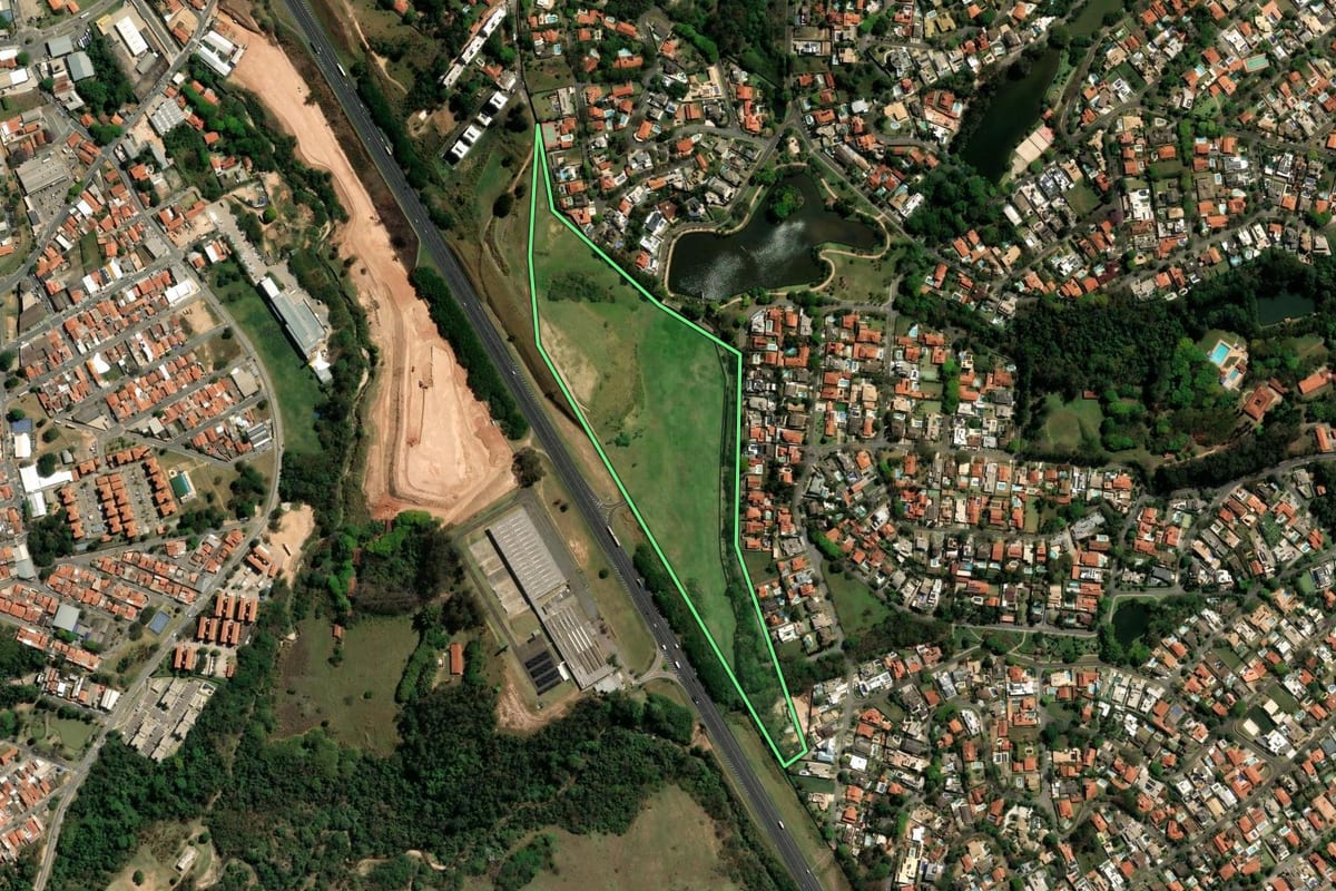 Imagem de satélite do imóvel rural em Vinhedo (SP), com o contorno declarado no CAR desenhado por cima.