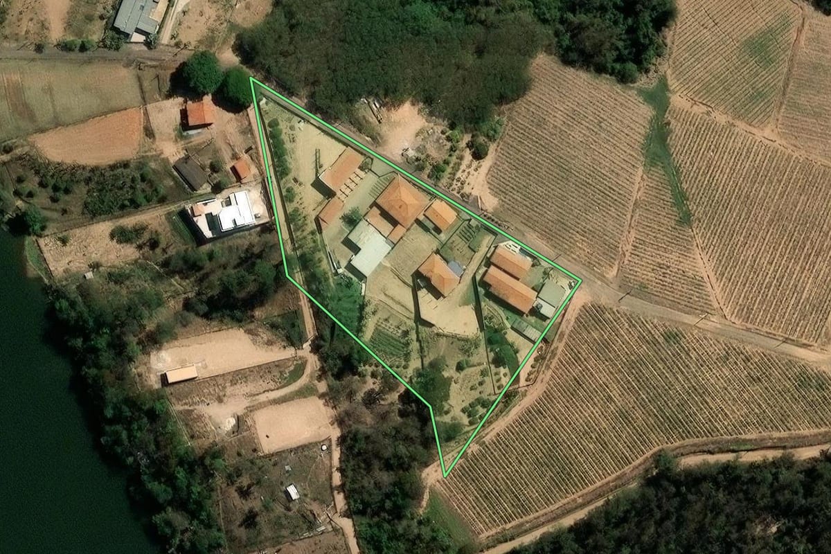 Imagem de satélite do imóvel rural em Vinhedo (SP), com o contorno declarado no CAR desenhado por cima.