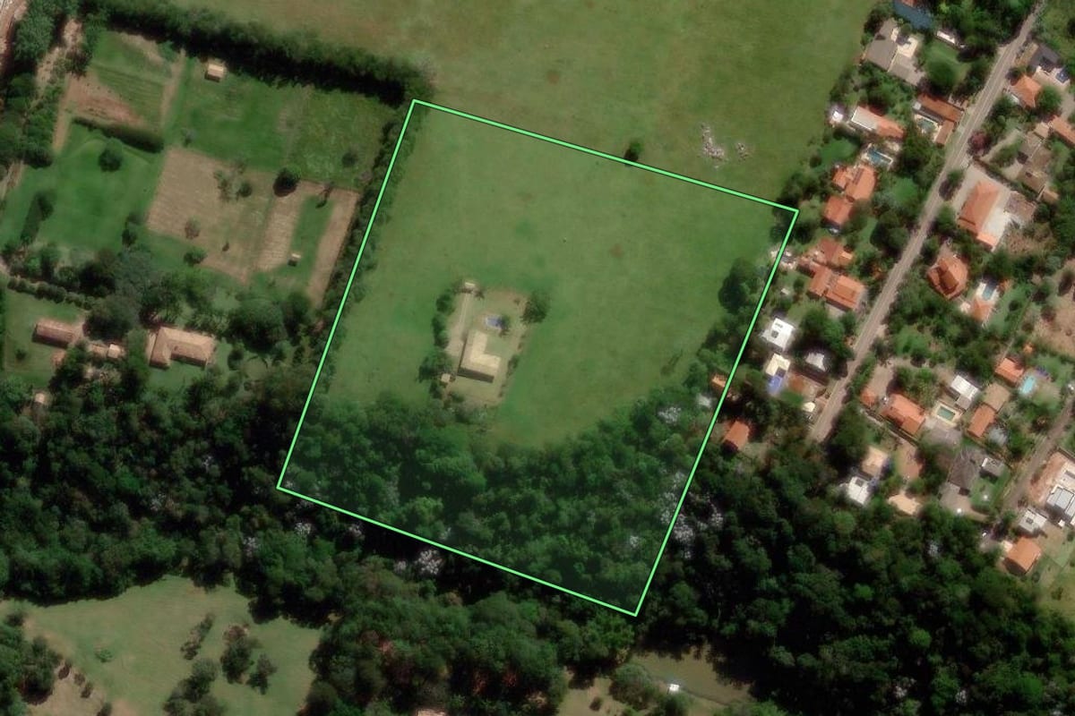 Imagem de satélite do imóvel rural em Vinhedo (SP), com o contorno declarado no CAR desenhado por cima.
