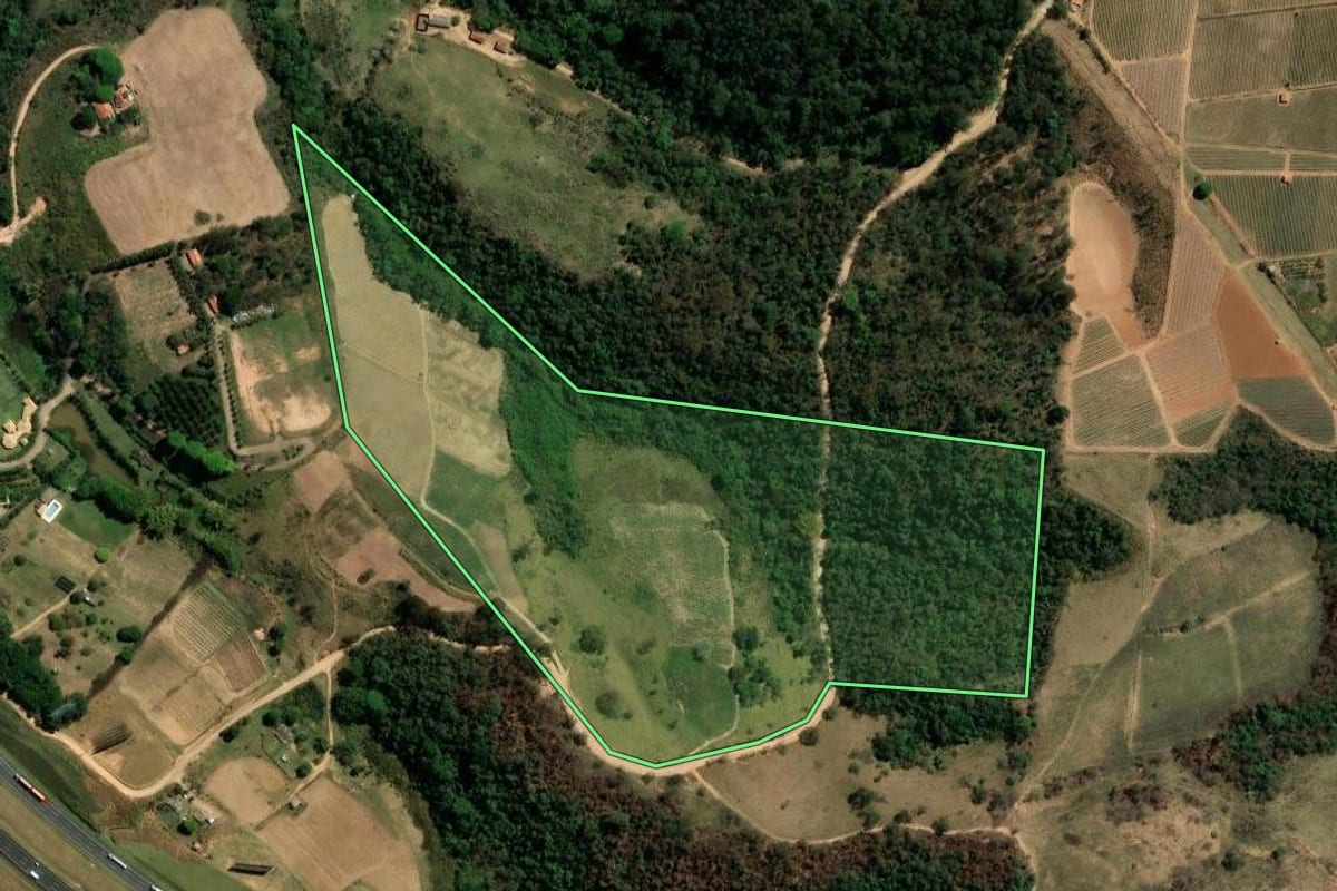 Imagem de satélite do imóvel rural em Vinhedo (SP), com o contorno declarado no CAR desenhado por cima.