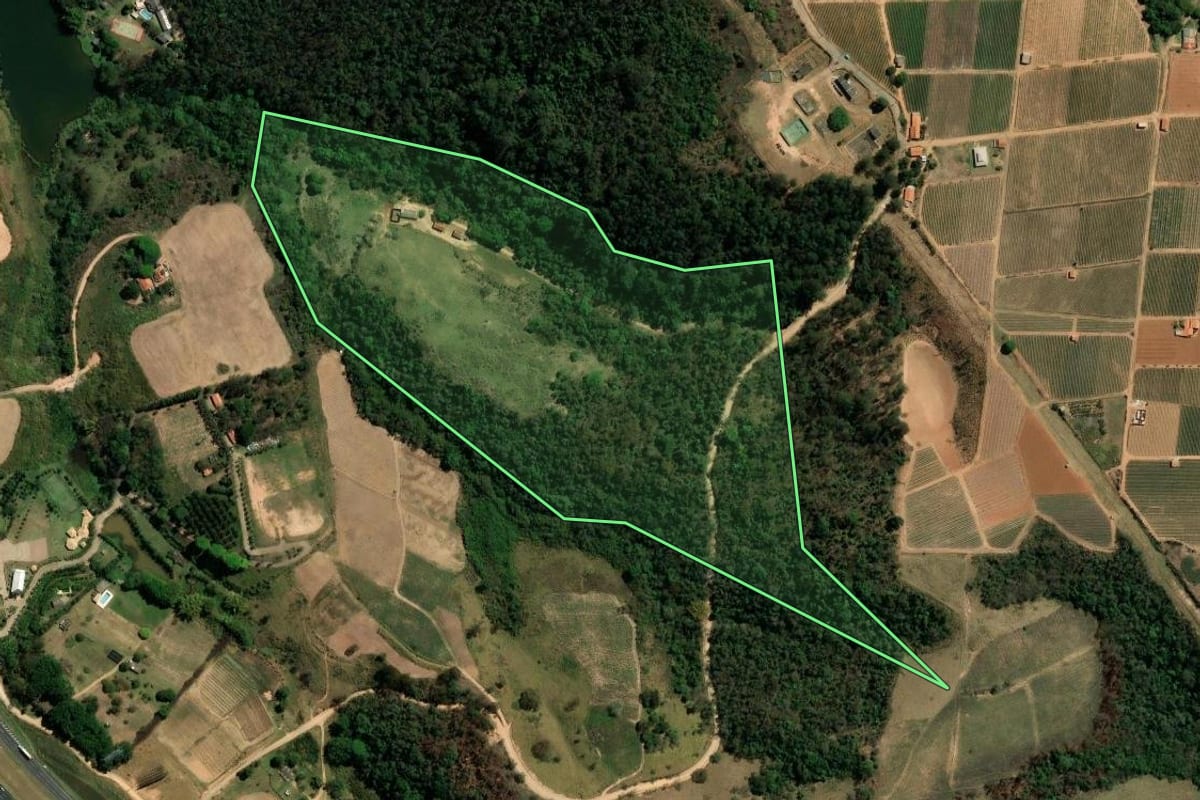 Imagem de satélite do imóvel rural em Vinhedo (SP), com o contorno declarado no CAR desenhado por cima.