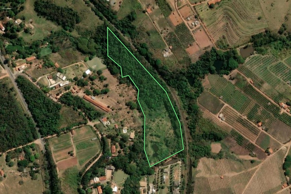 Imagem de satélite do imóvel rural em Vinhedo (SP), com o contorno declarado no CAR desenhado por cima.