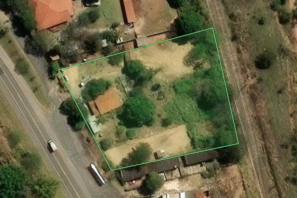 Imagem de satélite do imóvel rural em Vinhedo (SP), com o contorno declarado no CAR desenhado por cima.