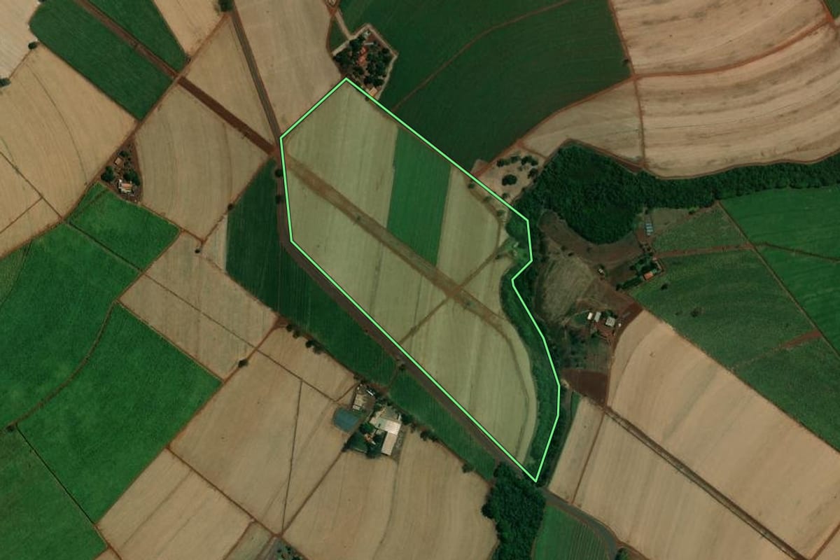 Imagem de satélite do imóvel rural em Viradouro (SP), com o contorno declarado no CAR desenhado por cima.
