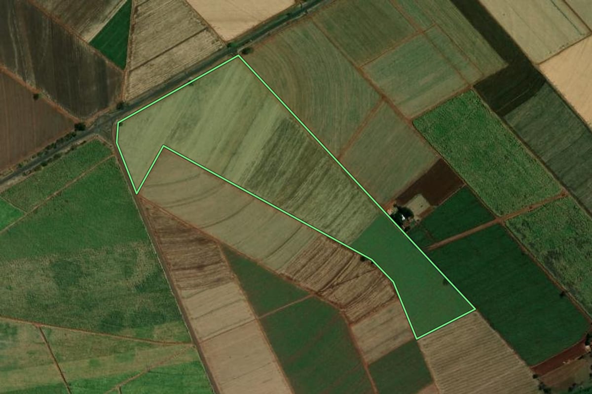 Imagem de satélite do imóvel rural em Viradouro (SP), com o contorno declarado no CAR desenhado por cima.