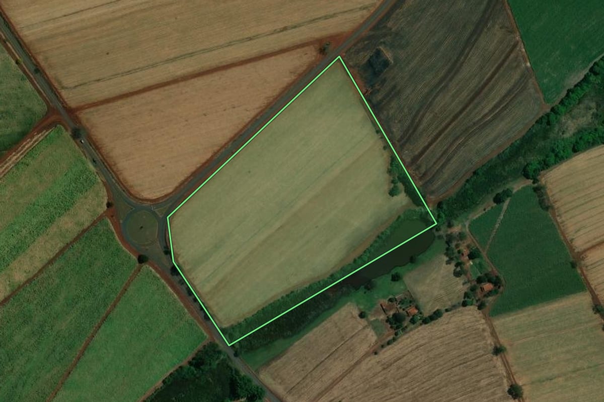 Imagem de satélite do imóvel rural em Viradouro (SP), com o contorno declarado no CAR desenhado por cima.