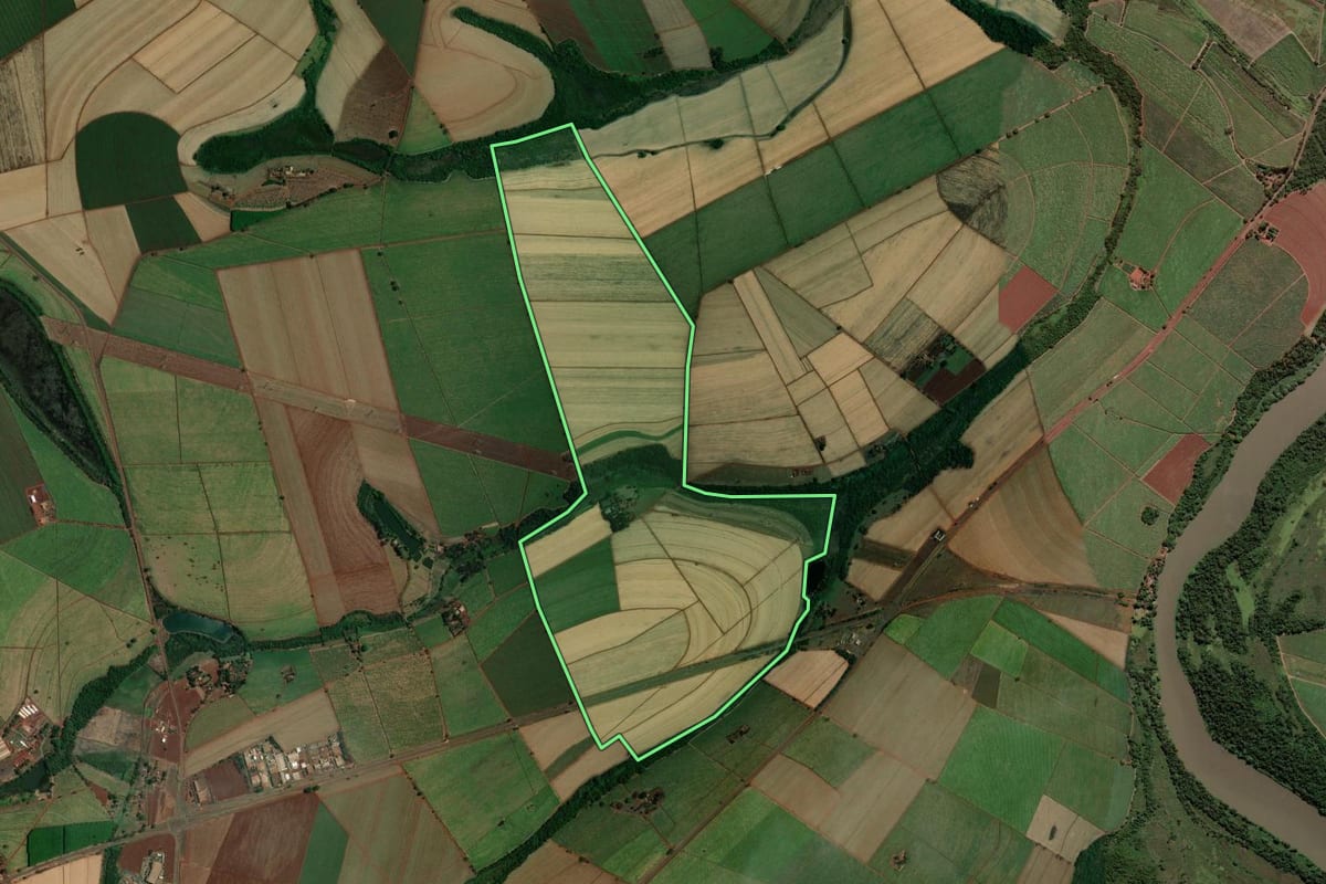 Imagem de satélite do imóvel rural em Viradouro (SP), com o contorno declarado no CAR desenhado por cima.