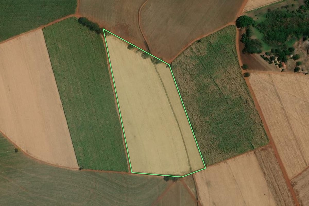 Imagem de satélite do imóvel rural em Viradouro (SP), com o contorno declarado no CAR desenhado por cima.