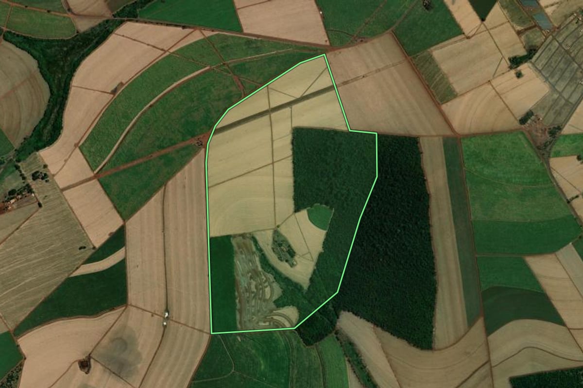 Imagem de satélite do imóvel rural em Viradouro (SP), com o contorno declarado no CAR desenhado por cima.