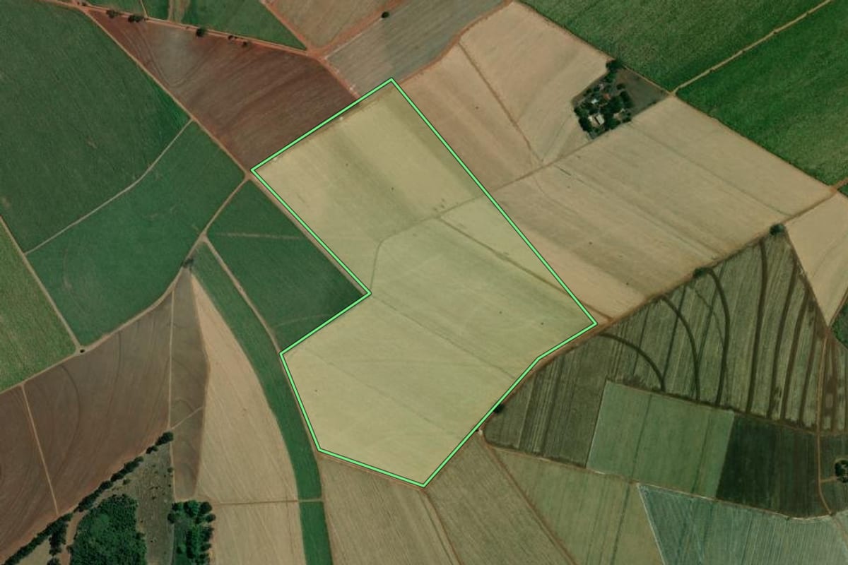 Imagem de satélite do imóvel rural em Viradouro (SP), com o contorno declarado no CAR desenhado por cima.