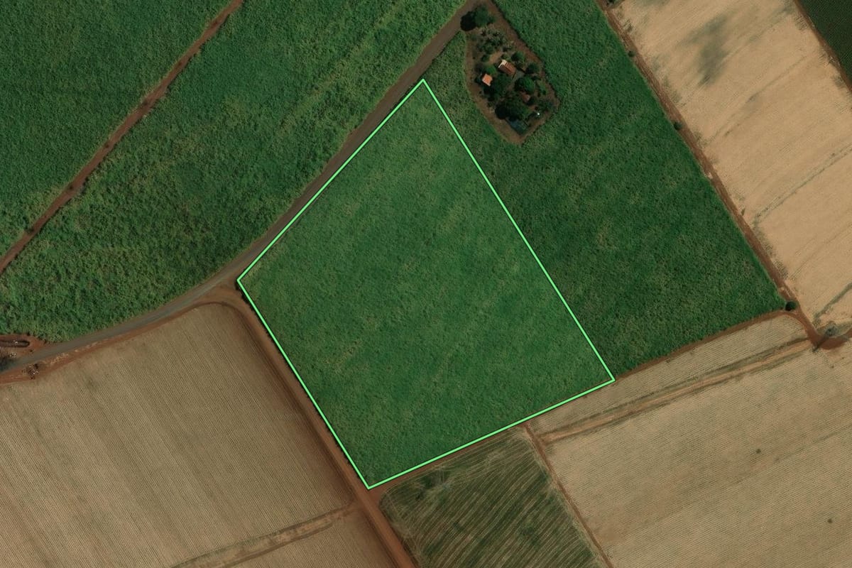 Imagem de satélite do imóvel rural em Viradouro (SP), com o contorno declarado no CAR desenhado por cima.