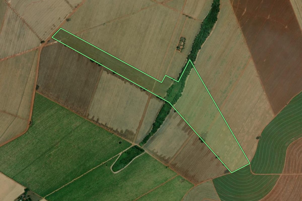 Imagem de satélite do imóvel rural em Viradouro (SP), com o contorno declarado no CAR desenhado por cima.
