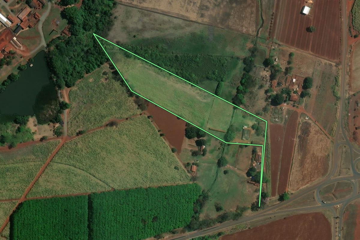 Imagem de satélite do imóvel rural em Viradouro (SP), com o contorno declarado no CAR desenhado por cima.