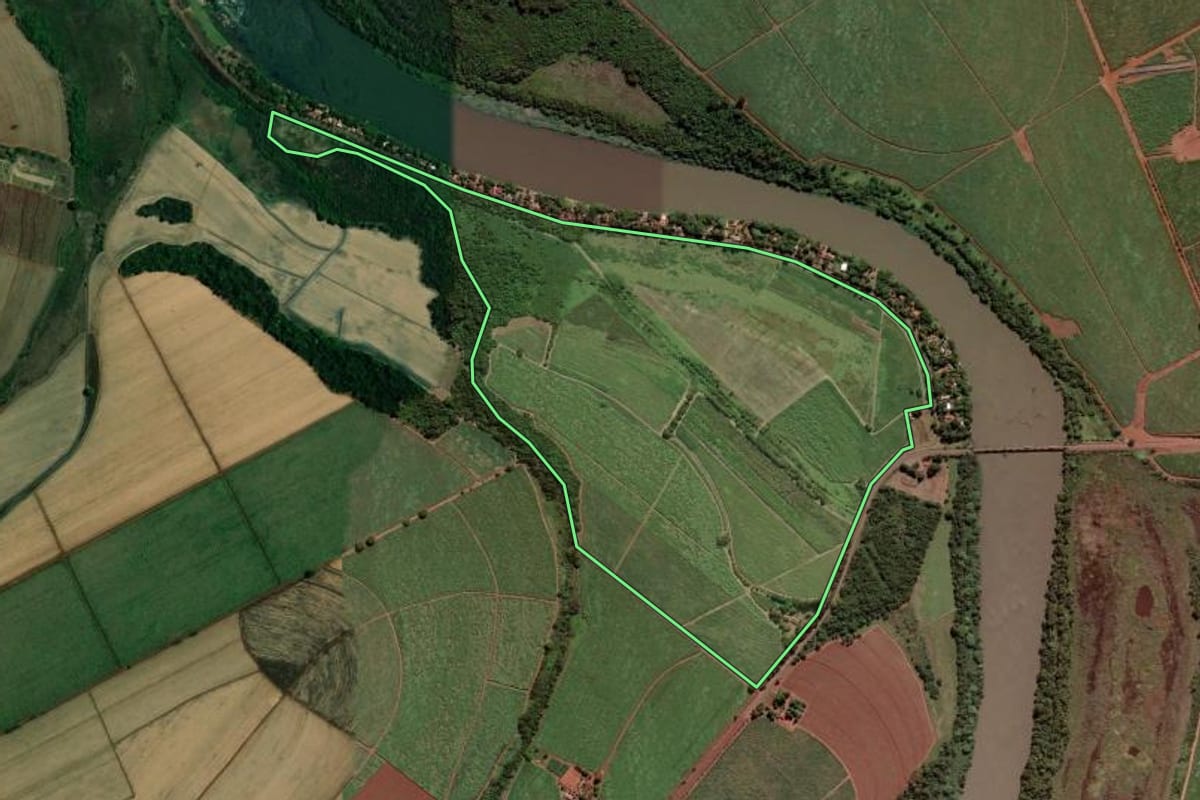 Imagem de satélite do imóvel rural em Viradouro (SP), com o contorno declarado no CAR desenhado por cima.