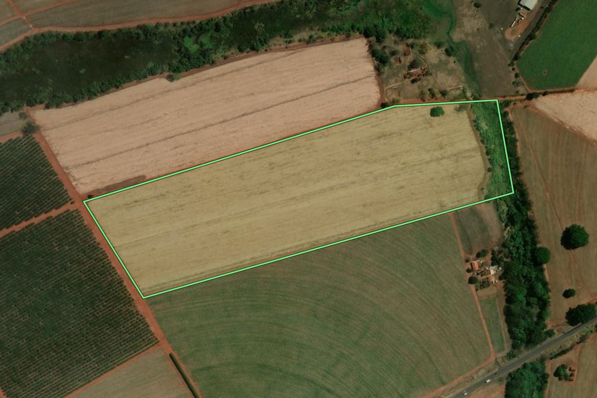 Imagem de satélite do imóvel rural em Viradouro (SP), com o contorno declarado no CAR desenhado por cima.