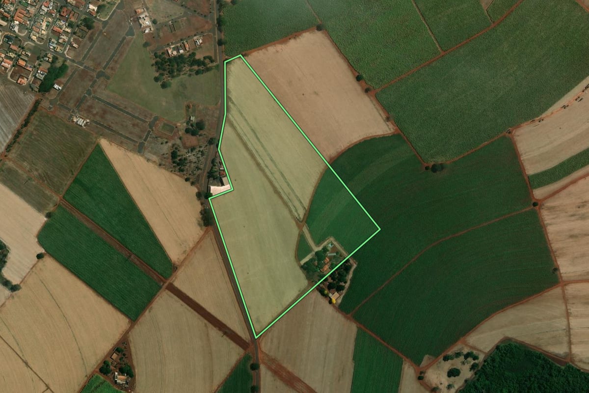 Imagem de satélite do imóvel rural em Viradouro (SP), com o contorno declarado no CAR desenhado por cima.