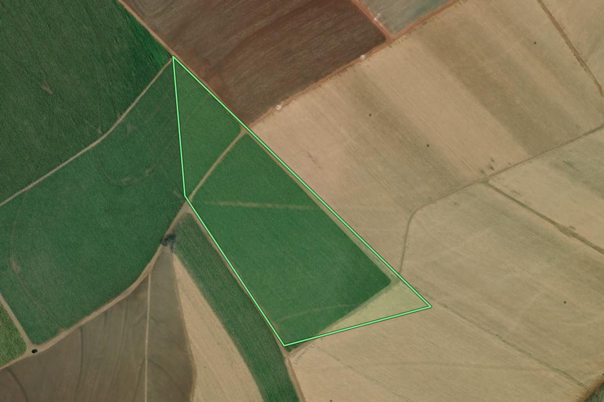 Imagem de satélite do imóvel rural em Viradouro (SP), com o contorno declarado no CAR desenhado por cima.