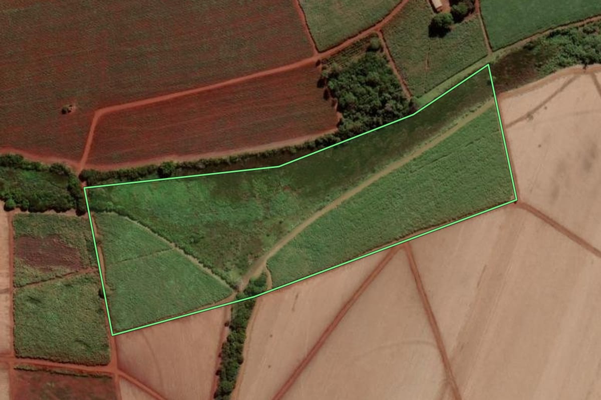 Imagem de satélite do imóvel rural em Viradouro (SP), com o contorno declarado no CAR desenhado por cima.
