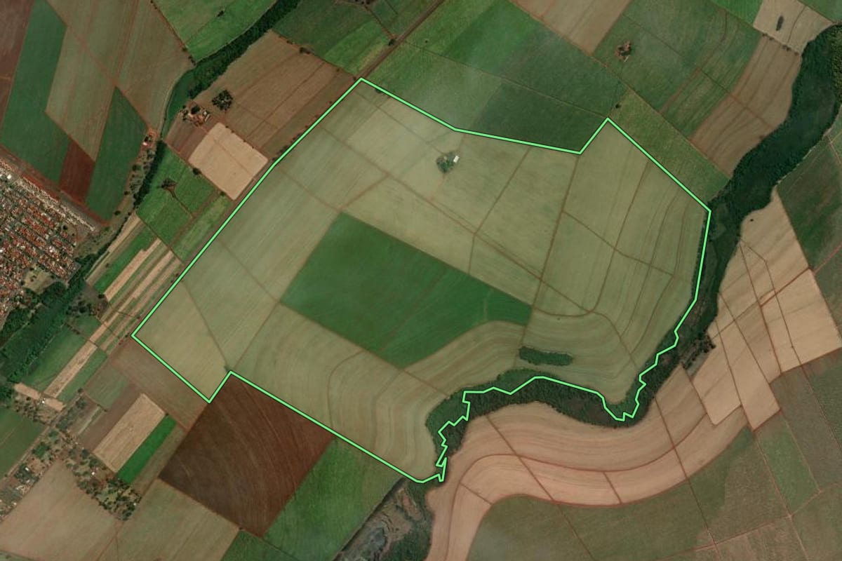 Imagem de satélite do imóvel rural em Viradouro (SP), com o contorno declarado no CAR desenhado por cima.