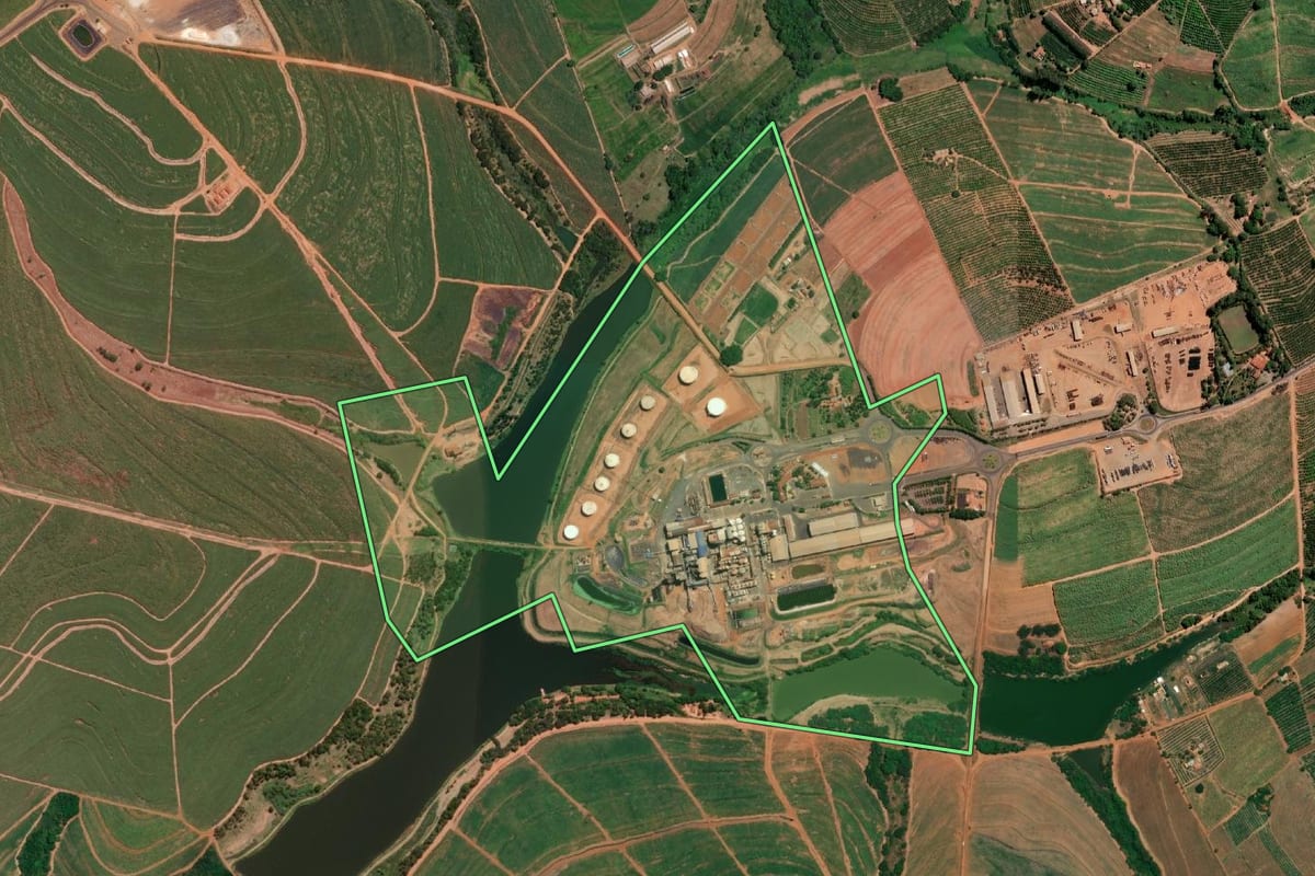 Imagem de satélite do imóvel rural em Vista Alegre do Alto (SP), com o contorno declarado no CAR desenhado por cima.