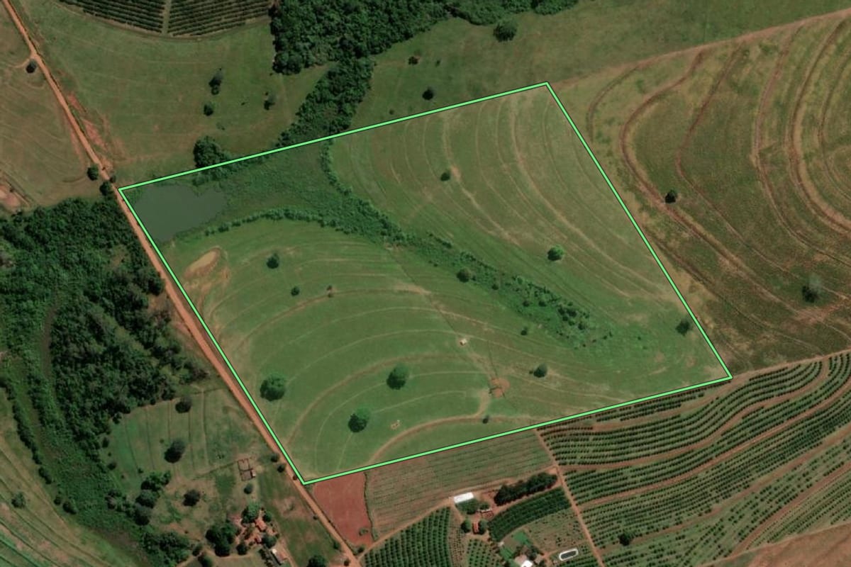 Imagem de satélite do imóvel rural em Vitória Brasil (SP), com o contorno declarado no CAR desenhado por cima.