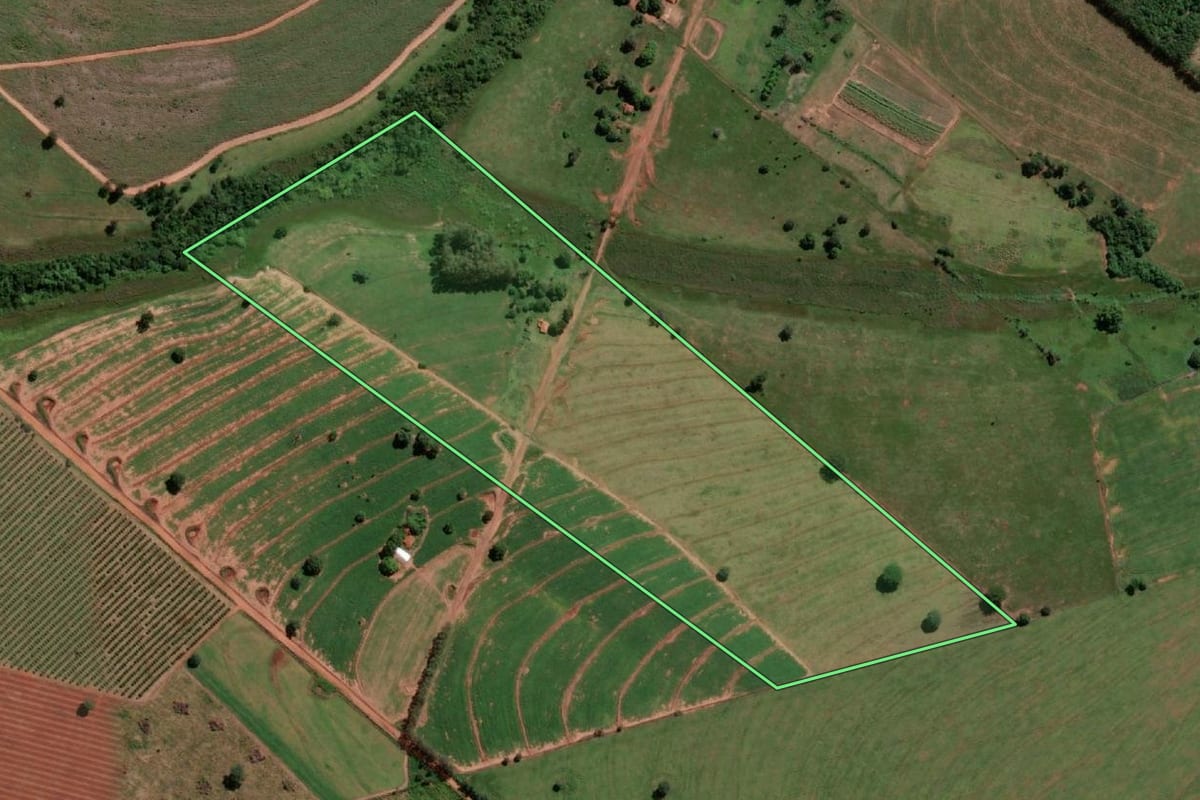 Imagem de satélite do imóvel rural em Vitória Brasil (SP), com o contorno declarado no CAR desenhado por cima.
