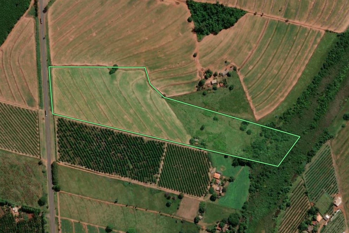 Imagem de satélite do imóvel rural em Vitória Brasil (SP), com o contorno declarado no CAR desenhado por cima.