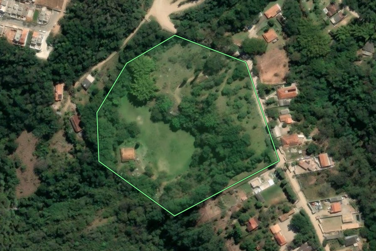Imagem de satélite do imóvel rural em Votorantim (SP), com o contorno declarado no CAR desenhado por cima.