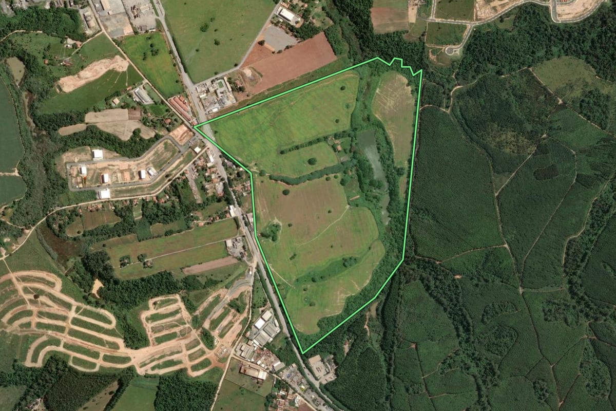 Imagem de satélite do imóvel rural em Votorantim (SP), com o contorno declarado no CAR desenhado por cima.