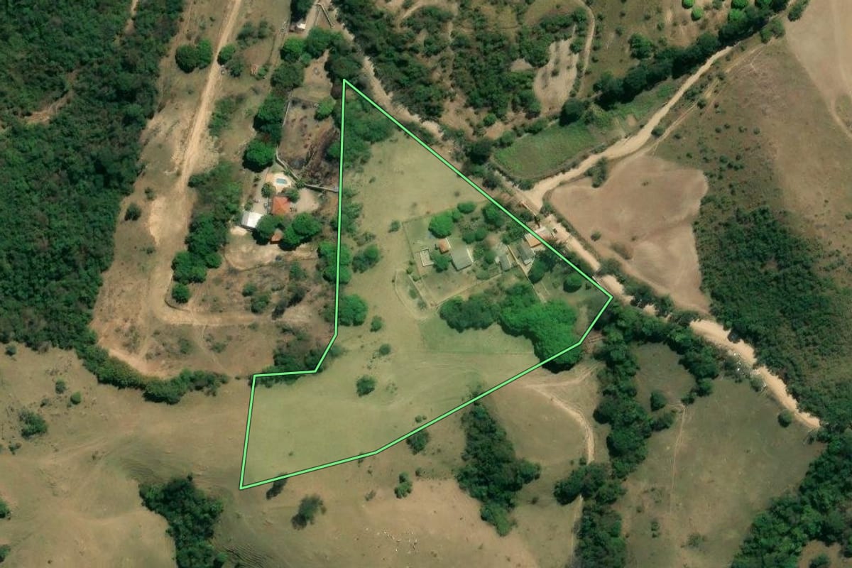 Imagem de satélite do imóvel rural em Votorantim (SP), com o contorno declarado no CAR desenhado por cima.