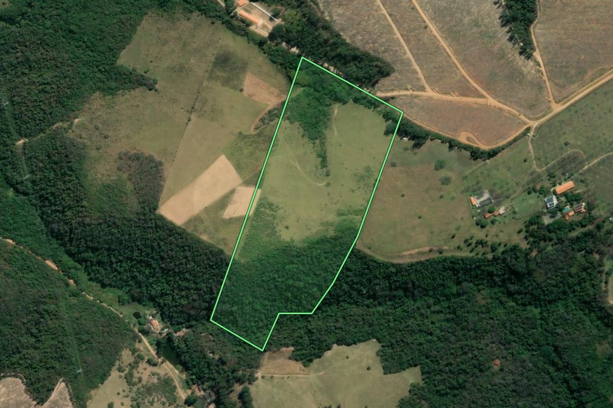 Imagem de satélite do imóvel rural em Votorantim (SP), com o contorno declarado no CAR desenhado por cima.