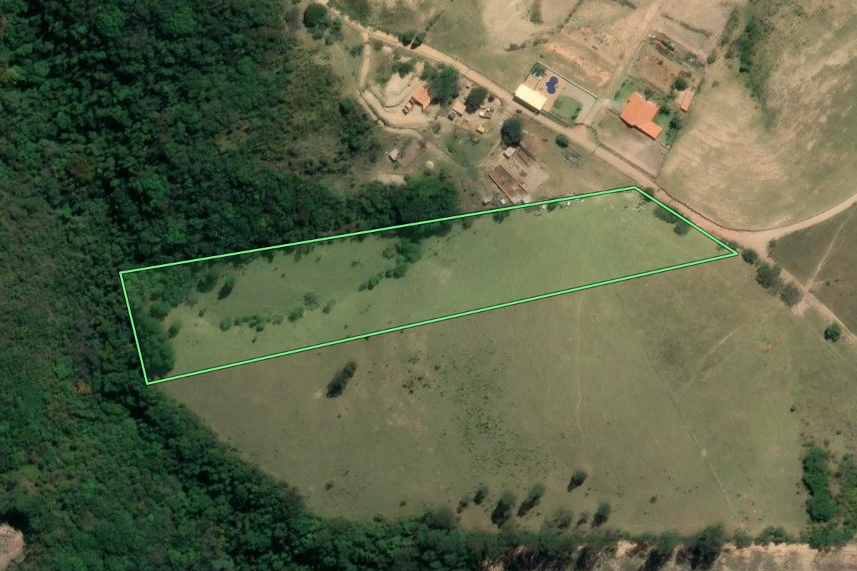 Imagem de satélite do imóvel rural em Votorantim (SP), com o contorno declarado no CAR desenhado por cima.