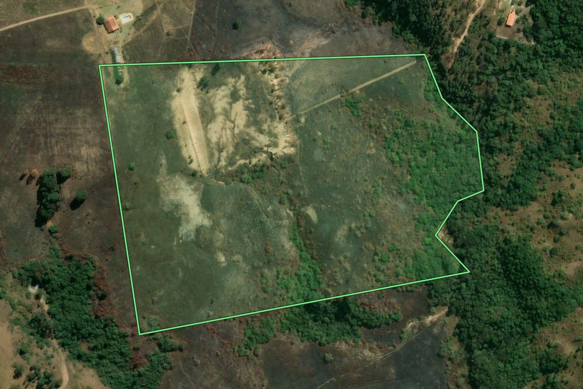 Imagem de satélite do imóvel rural em Votorantim (SP), com o contorno declarado no CAR desenhado por cima.