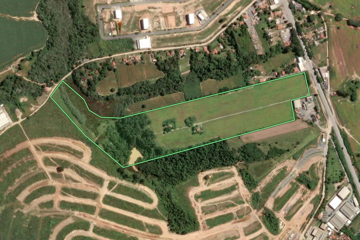 Imagem de satélite do imóvel rural em Votorantim (SP), com o contorno declarado no CAR desenhado por cima.
